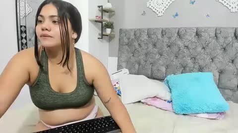 Snapshot of iam_mai chatting on December 23, 4:33 am iam_mai online show from December 23, 4:33 am