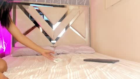 iam_nicolle online show from February 7, 2:21 pm