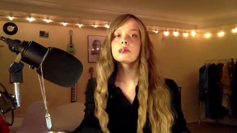 Nina online show from February 8, 11:40 pm