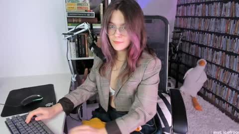 Snapshot of icefroq chatting on January 21, 11:24 pm Julia online show from January 21, 11:24 pm