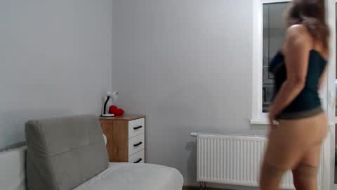 Snapshot of increible_della chatting on December 6, 3:33 pm Della online show from December 6, 3:33 pm