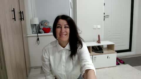 Della online show from April 19, 7:49 pm