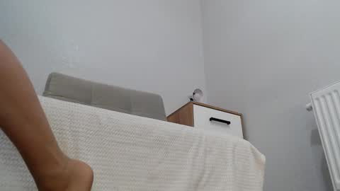 Snapshot of increible_della chatting on December 4, 7:23 pm Della online show from December 4, 7:23 pm