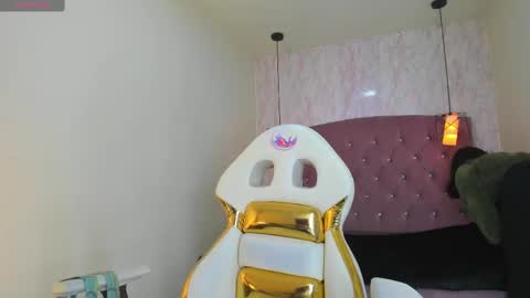 iris_77 online show from November 21, 11:23 am