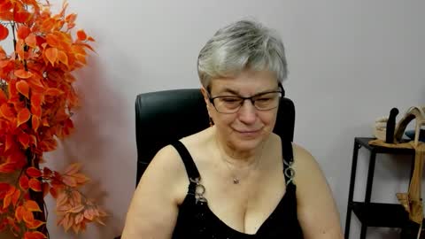 Snapshot of iris_xdesire chatting on October 16, 7:11 am I R I S online show from October 16, 7:11 am