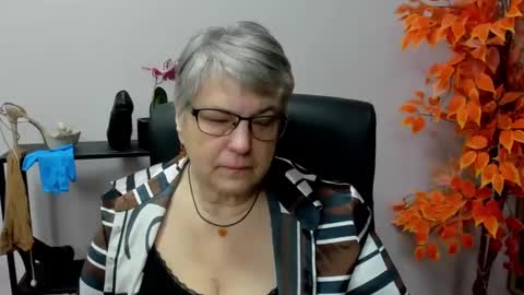 Snapshot of iris_xdesire chatting on December 11, 7:42 am I R I S online show from December 11, 7:42 am