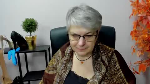 Snapshot of iris_xdesire chatting on December 31, 7:10 am I R I S online show from December 31, 7:10 am