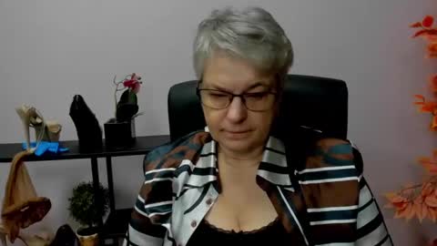 Snapshot of iris_xdesire chatting on December 17, 7:18 am I R I S online show from December 17, 7:18 am