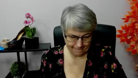 Snapshot of iris_xdesire chatting on December 2, 8:48 am I R I S online show from December 2, 8:48 am