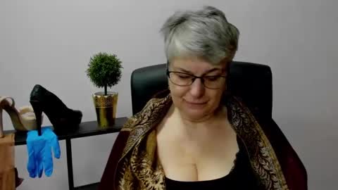 Snapshot of iris_xdesire chatting on February 17, 7:14 am I R I S online show from February 17, 7:14 am