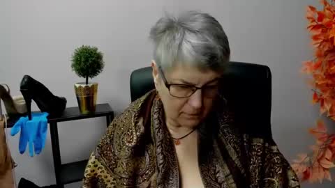 Snapshot of iris_xdesire chatting on February 20, 9:00 am I R I S online show from February 20, 9:00 am