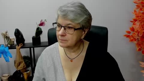 Snapshot of iris_xdesire chatting on December 13, 9:04 am I R I S online show from December 13, 9:04 am