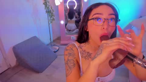 Snapshot of isa_redhair_ chatting on December 18, 4:42 am ....  Connection time 900 pm to 500 amRest days Wednesday and Saturday online show from December 18, 4:42 am