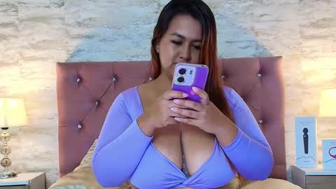 Snapshot of isabellmendez_ chatting on February 22, 11:10 pm IsabellMendez online show from February 22, 11:10 pm