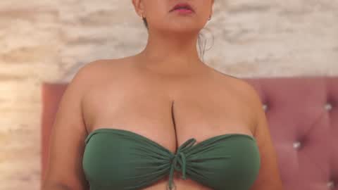 Snapshot of isabellmendez_ chatting on January 15, 7:23 pm IsabellMendez online show from January 15, 7:23 pm
