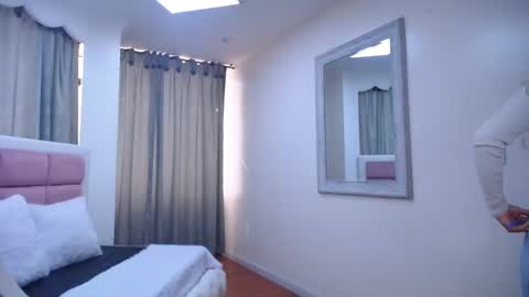 issadorajames online show from December 22, 2:16 pm