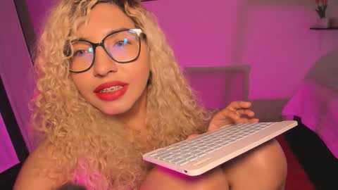 Roxanne online show from November 20, 7:59 pm