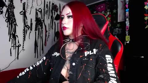 Snapshot of janna_ink chatting on December 17, 1:29 am online show from December 17, 1:29 am