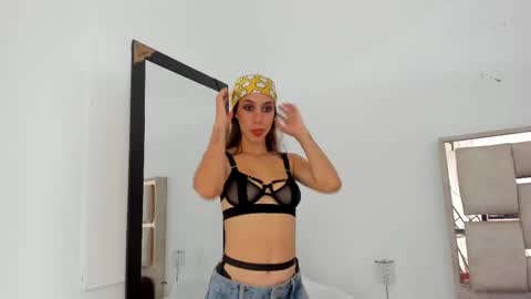 jolie_lov online show from February 26, 1:22 pm