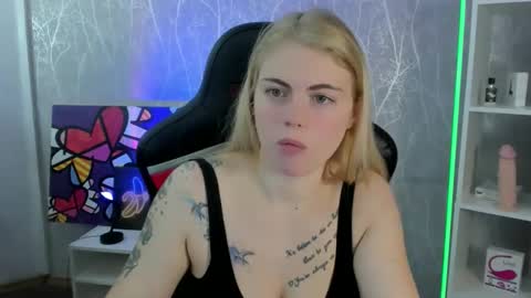 Snapshot of jolly_doll_ chatting on October 20, 3:20 am Jolly online show from October 20, 3:20 am
