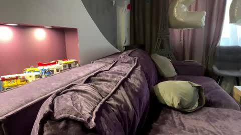 Lola online show from April 10, 6:30 am