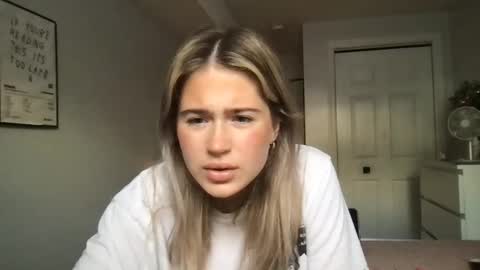 julessummers online show from December 16, 7:42 pm