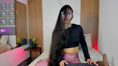 J U L IA   M A R T I N E Z online show from March 31, 11:43 am