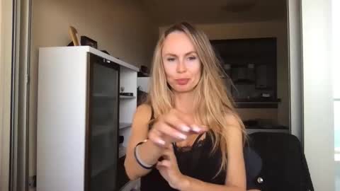 julialemilf online show from May 22, 9:51 am