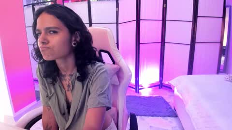 julianne_7 online show from March 2, 8:26 pm