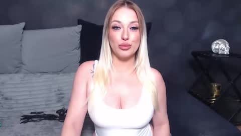 julia online show from February 5, 10:02 pm