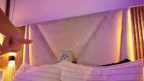 jullianapriv_ online show from March 20, 4:01 pm