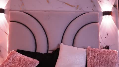 jullianapriv_ online show from April 7, 5:04 pm