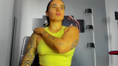 Snapshot of karlyjons_ chatting on December 16, 4:27 pm online show from December 16, 4:27 pm