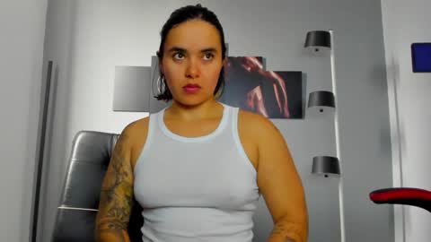 Snapshot of karlyjons_ chatting on December 10, 2:17 pm online show from December 10, 2:17 pm