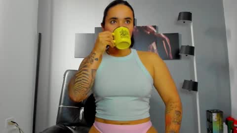 Snapshot of karlyjons_ chatting on February 15, 2:44 pm online show from February 15, 2:44 pm