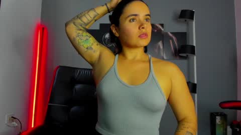 Snapshot of karlyjons_ chatting on December 23, 10:01 pm online show from December 23, 10:01 pm