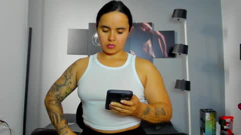 Snapshot of karlyjons_ chatting on February 4, 9:10 pm online show from February 4, 9:10 pm