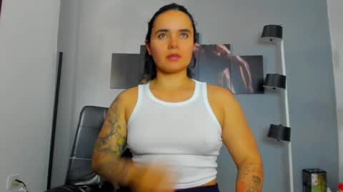 Snapshot of karlyjons_ chatting on March 2, 4:36 pm online show from March 2, 4:36 pm