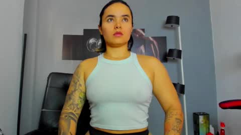 Snapshot of karlyjons_ chatting on February 24, 2:03 pm online show from February 24, 2:03 pm
