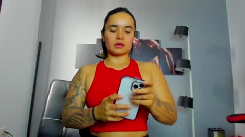 Snapshot of karlyjons_ chatting on December 30, 3:02 pm online show from December 30, 3:02 pm