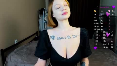 karolineneuer online show from March 6, 8:04 pm