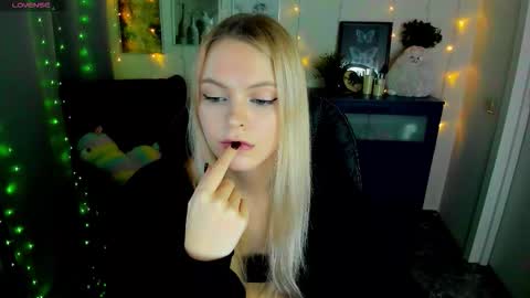 Snapshot of katherineepierce chatting on October 20, 6:00 pm Katherine online show from October 20, 6:00 pm