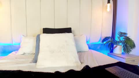 Snapshot of kaylee_jones chatting on September 10, 9:04 pm kaylee_jones online show from September 10, 9:04 pm