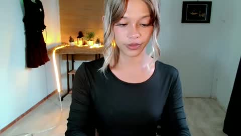 kendra_lunaxx online show from May 19, 8:10 am