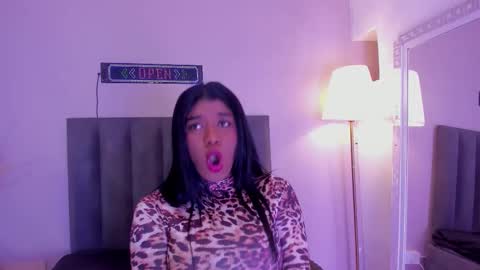 kendrachavez_ online show from February 4, 9:40 pm