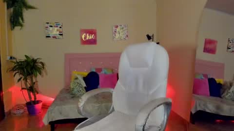 Snapshot of keyla_roberts_ chatting on December 23, 7:52 pm Adhara. Help me reach 100 likes online show from December 23, 7:52 pm