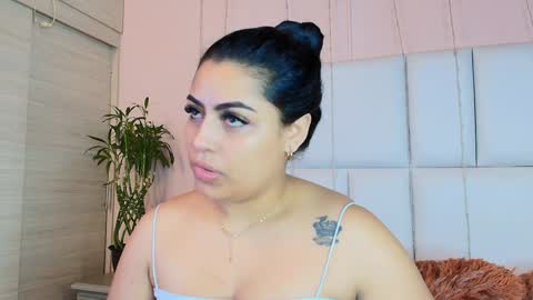 Snapshot of kiana_cream chatting on January 8, 11:43 am N M online show from January 8, 11:43 am