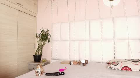 Snapshot of kiana_cream chatting on February 6, 11:31 am N M online show from February 6, 11:31 am