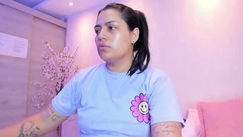 Snapshot of kiana_cream chatting on October 18, 12:19 pm N M online show from October 18, 12:19 pm