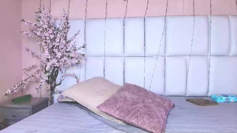 Snapshot of kiana_cream chatting on February 9, 11:36 am N M online show from February 9, 11:36 am